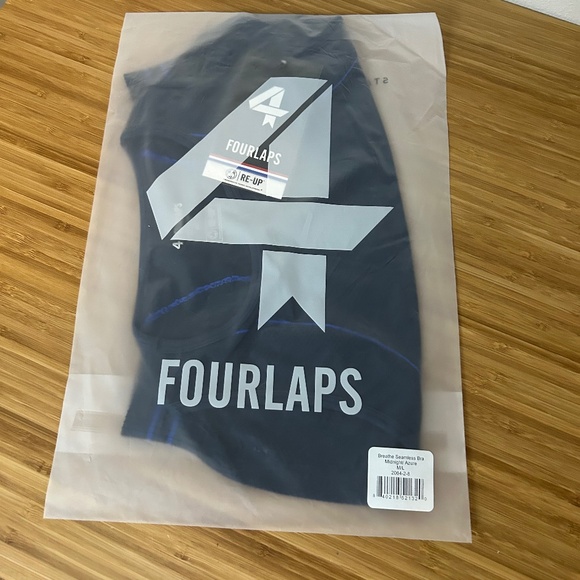 NWT FOURLAPS SET OF AERO SEAMLESS 3” SHORTS AND BREATHE SEAMLESS BRA - Picture 5 of 5